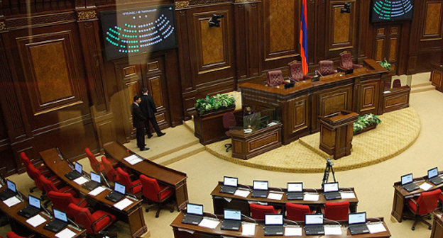 Зал заседаний Национального собрания Армении в день созыва внеочередной сессии 21 ноября 2012 г. Фото: © PanARMENIAN Photo / Tigran Mehrabyan