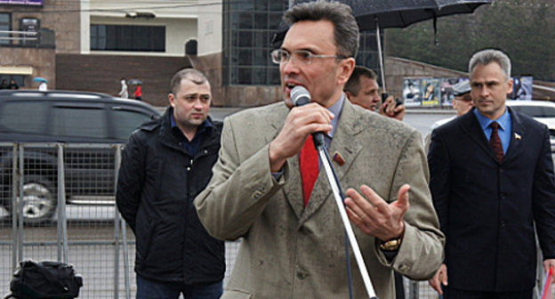 Депутат Государственной Думы  от КПРФ Владимир Бессонов выступает на митинге в Ростове-на-Дону 7 апреля 2012 г. Фото: http://www.kprf-don.ru

  