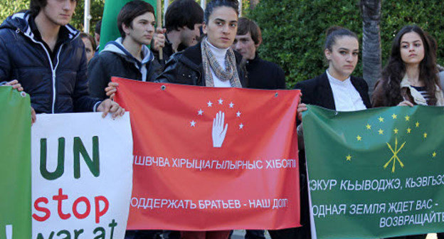 Митинг в поддержку черкесов Сирии в Сухуме, Абхазия, 22 ноября 2012 г. Фото Анжелы Кучуберия для "Кавказского узла"