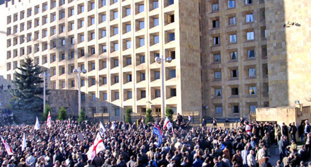 Революция Роз, Тбилиси, 22 ноября 2003 г. Фото http://commons.wikimedia.org