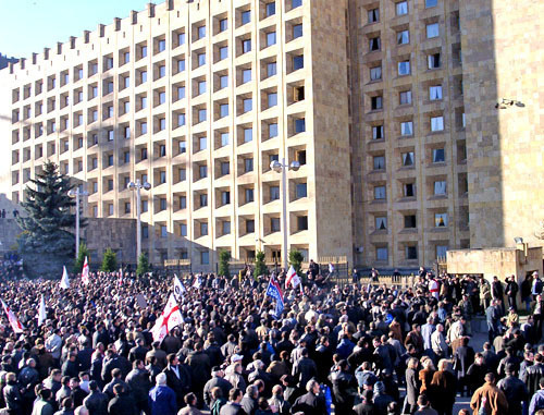 Революция Роз, Тбилиси, 22 ноября 2003 г. Фото http://commons.wikimedia.org