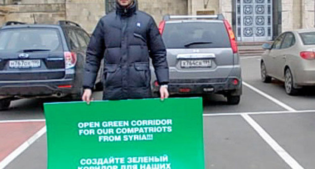 Участник одиночного пикета Азамат с плакатом "Создайте зеленный корридор для наших соотечественников в Сирии". Москва, 24 ноября 2012 г. Фото Карины Гаджиевой для "Кавказского узла"