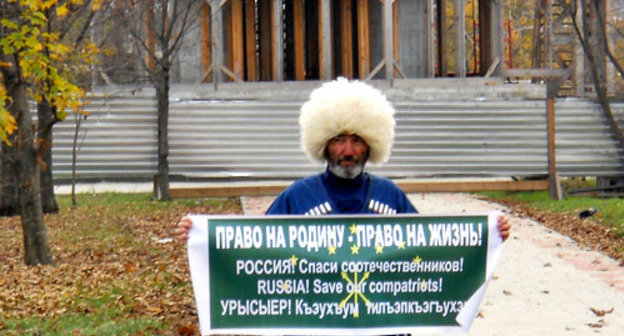 Сергей Коблев в одиночном пикете перед зданием филармонии Адыгеи. Майкоп, 24 ноября 2012 г. Фото Олега Чалого для "Кавказского узла"