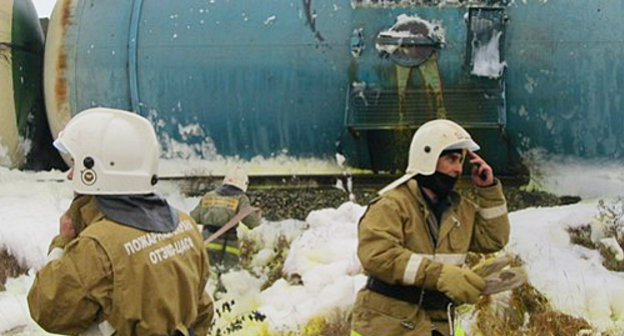 На месте крушения грузового поезда в Темрюкском районе Краснодарского края 24 ноября 2012 г. Фото Вани Не-Спит из альбома объединения "Экологическая вахта по Северному Кавказу" в социальной сети "ВКонтакте", http://vk.com/ewnc_org