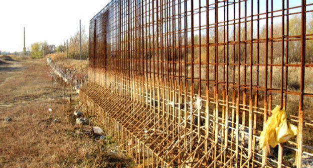 Строительство нового противопаводкового сооружения на полуострове "Пролетарский" остановлено на неопределенное время. Астрахань, ноябрь 2012 г. Фото Вячеслава Ященко для "Кавказского узла"