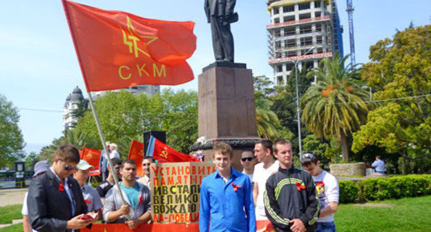 Молодежь на Советской площади у памятника Ленину. Сочи, лето 2012 г. Фото Светланы Кравченко для "Кавказского узла"