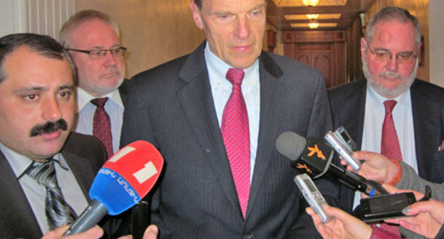 Игорь Попов, Роберт Брадтке и Жак Фор (слева направо)во время брифинга с журналистами. Нагорный Карабах, Степанакерт, 22 ноября 2012 г. Фото Алвард Григорян для "Кавказского узла"
