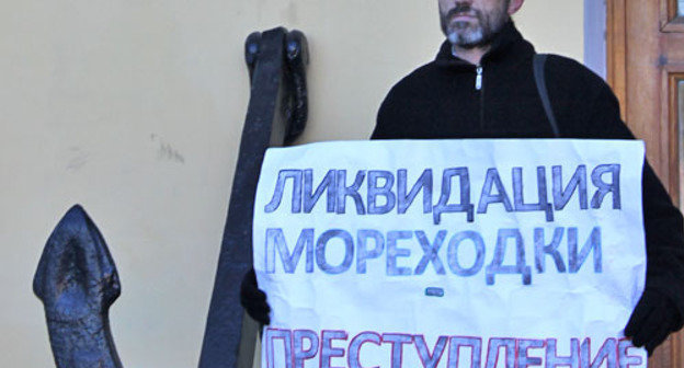 Михаил Анисенко во время одиночного пикета против ликвидации филиала Морского университета. Астрахань, 26 ноября 2012 г. Фото Елены Гребенюк для "Кавказского узла"
