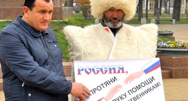 Одиночный пикет в пользу сирийских черкесов. Майкоп, 25 ноября 2012 г. Фото Олега Чалого для "Кавказского узла"