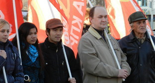 Участники митинга, организованного волгоградским обкомом КПРФ, на площади Ленина в Волгограде 19 ноября 2012 г. Фото Татьяны Филимоновой для "Кавказского узла"
