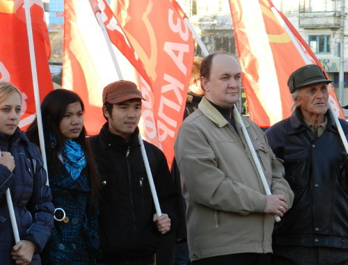 Участники митинга, организованного волгоградским обкомом КПРФ, на площади Ленина в Волгограде 19 ноября 2012 г. Фото Татьяны Филимоновой для "Кавказского узла"
