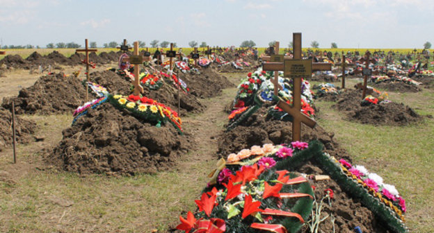 Могилы жителей Крымска, погибших во время наводнения 7 июля 2012 г. Краснодарский край, Крымск,13 июля 2012 г. Фото Никиты Серебрянникова для 2Кавказского узла"