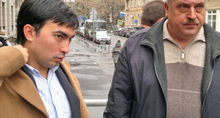 Отец Ивана Агафонова, Александр Агафонов и его
представитель Матвей Цзен. Москва, 16 ноября 2012 г. Фото Юлии Буславской для "Кавказского узла"
Отец Ивана Агафонова, Александр Агафонов и его
представитель Матвей Цзен. Москва, 16 ноября 2012 г. Фото Юлии Буславской для "Кавказского узла"