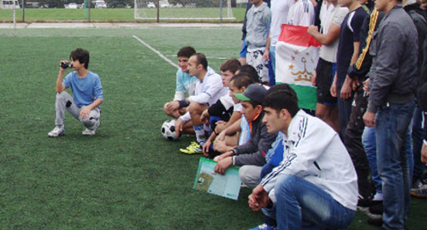 Участники футбольного турнира в рамках проекта "Построение мира". Краснодар, 4 ноября 2012 г. Фото предоставлено руководителем проекта "Построение мира" Михаилом Саввой