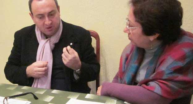 Руководитель Центра информационной поддержки Московской Региональной Делегации МККК Пьер-Эммануель Дюкруэ и корреспондент газеты "Азат Арцах" Сусанна Балаян  после семинара, организованного миссией МККК.  Нагорный Карабах, Степанакерт, 26 ноября 2012 г. Фото Алвард Григорян для "Кавказского узла"