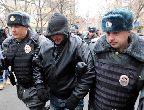 Сотрудники полиции уводят задержанного около здания Замоскворецкого суда. Фото Антона Белицкого/Ridus.ru