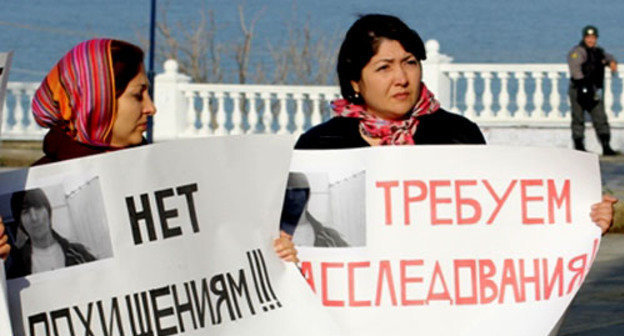 Митинг против произвола правоохранительных органов. Махачкала, 28 ноября 2012 г. Фото Махача Ахмедова для "Кавказского узла"