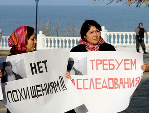 Митинг против произвола правоохранительных органов. Махачкала, 28 ноября 2012 г. Фото Махача Ахмедова для "Кавказского узла"
