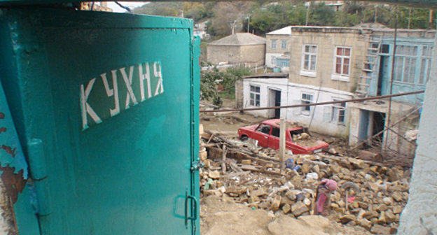 В поселке Сабнава после наводнения. Фото Артема Айвазова, представленное на фотовыставке, посвященной наводнению в Дербенте. "На этом месте была кухня, в момент наводнения в ней находилось 3 человека, все ушли... как здесь говорят, т.е. погибли" - запись в блоге Артема Айвазова, http://shegolll.livejournal.com