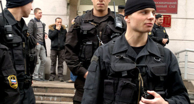 Сотрудники спецназа возле здания Замоскворецкого суда. Москва, 28 ноября 2012 г. Фото Юлии Буславской для "Кавказского узла"