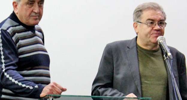 Вячеслав Гулуев (слева) и Игорь Степанов во время фестиваля фильмов о правах человека "Сталкер". Владикавказ, 29 ноября 2012 г. Фото Эммы Марзоевой для "Кавказского узла"