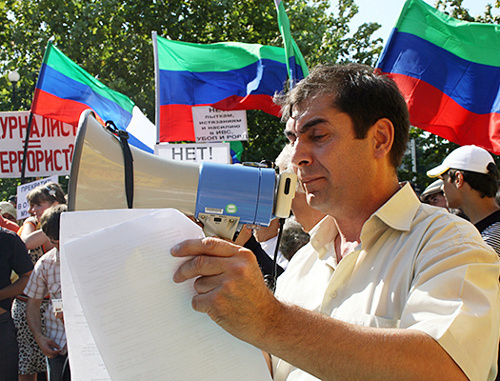 Хаджимурад Камалов на митинге против произвола силовиков. Махачкала, 2008 г. Фото: http://www.chernovik.net
