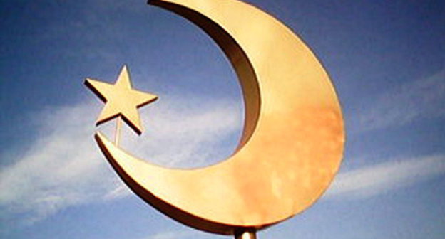 Полумесяц со следами краски на въезде в Майкоп. Фото Игоря Левитина для "Кавказского узла"