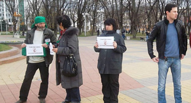 Пикет в поддержку черкесов Сирии. Адыгея, Майкоп, 2 декабря 2012 г. Фото Сергея Коблева, http://www.hekupsa.com