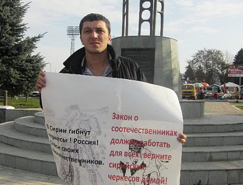 КБР, Нальчик, 2 декабря 2012 г. Артур Дышеков в одиночном пикете на площади Абхазии. Фото Артура Борокова, http://www.hekupsa.com