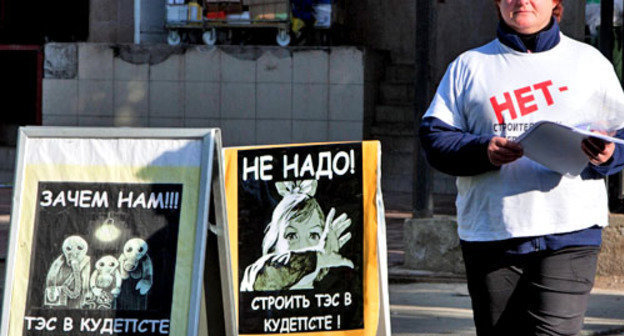 Жители города-курорта Сочи в пикете против строительства ТЭС в поселке Кудепста. Сочи, 2 декабря 2012 г. Фото Таисии Симоновой для "Кавказского узла"