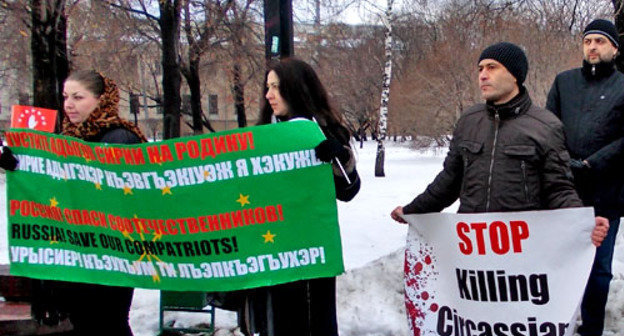 Митинг в поддержку сирийских черкесов прошел на площади Яузских ворот у памятника "Пограничникам Отечества" . Москва, 2 декабря 2012 г. Фото Карины Гаджиевой для "Кавказского узла"