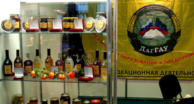 Продукция Дагестанского аграрного университета, представленная на выставке "ПЕТЕРФУД - 2012". Фото http://www.riadagestan.ru/