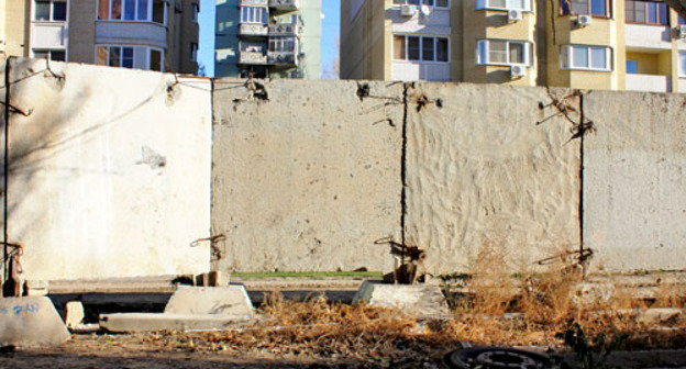 Вид на город глазами жителей ул. Амурская 14. Астрахань, ноябрь 2012 г. Фото Елены Гребенюк для "Кавказского узла"