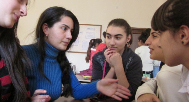 Нагорный Карабах, Степанакерт, 29 ноября 2012 г. Старшекласники школы №3 на тренинге "Разрешение конфликтов" в рамках проекта "Мобилизация молодежи путем тренинга". Фото Алвард Григорян для "Кавказского узла"