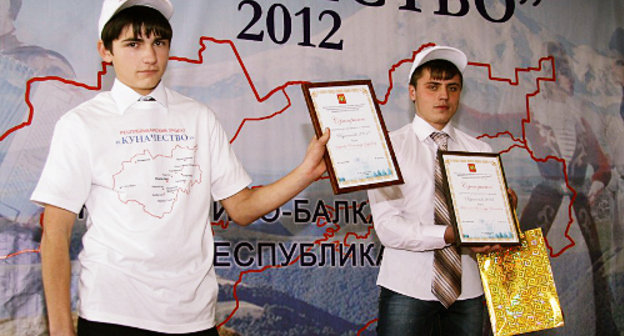 Участники проекта "Куначество". Чегемский район, село Нартан, 30 ноября 2012 г. Фото Лилии Дзамиховой