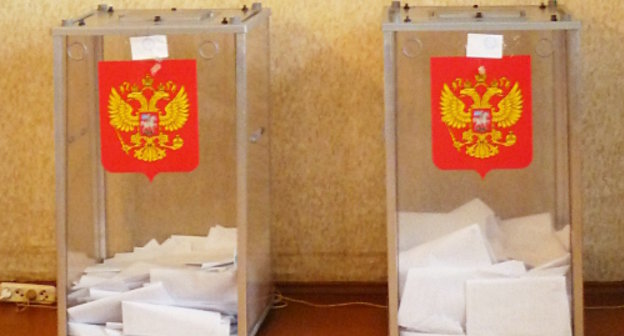 Урны для голосования на досрочных выборах мэра в Новочеркасске 2 декабря 2012 г. Фото Олеси Диановой для "Кавказского узла"