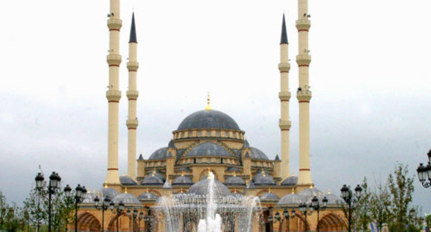 Мечеть Ахмата Кадырова в Грозном. Чечня, октябрь 2008 г. Фото: André Widmer Maiakinfo, http://ru.wikipedia.org