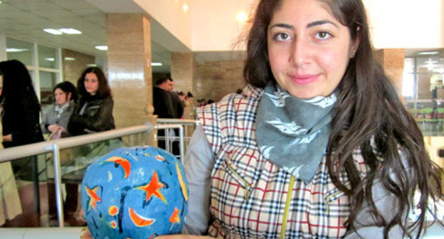 Пациентка   Реабилитационного Центра представляет свою работу на выставке-продаже,   организованной к  Международному Дню инвалидов. Нагорный Карабах, Степанакерт, 1 декабря 2012 г. Фото Алвард Григорян для "Кавказского узла"