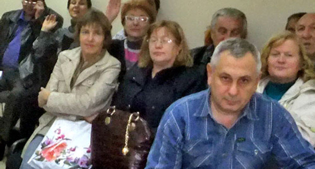 Слушатели открытого процесса по обвинению журналистки Светланы Кравченко перед заседанием суда. Сочи, 3 декабря 2012 г. Фото Светланы Кравченко для "Кавказского узла"