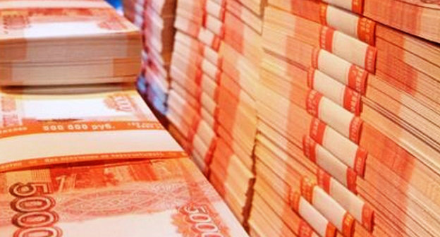 Пачки денег. Фото: http://bezformata.ru