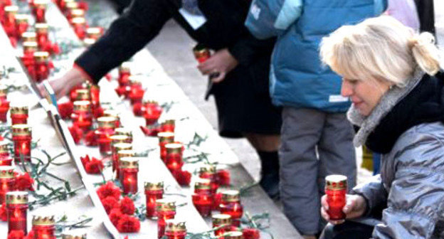 У памятной доски с именами и фотографиями жертв теракта на Дубровке. Москва, октябрь 2010 г. Фото http://www.ekhokavkaza.com (RFE/RL)