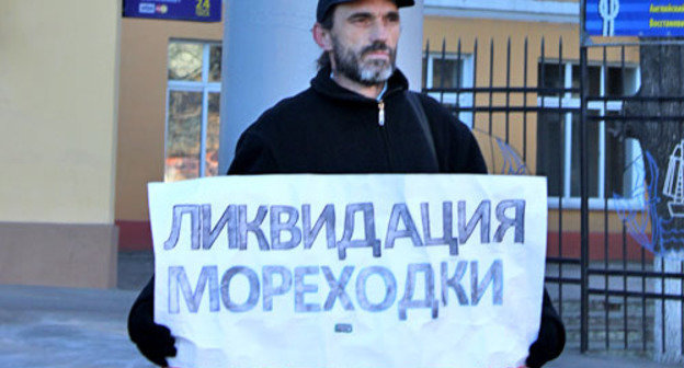 Михаил Анисенко во время одиночного пикета против ликвидации филиала Морского университета. Астрахань, 26 ноября 2012 г. Фото Светланы Гамидовой для "Кавказского узла"