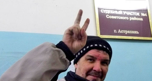 Валерий Ромахин в ожидании решения суда. Астрахань,3 декабря 2012 г. Фото Елены Гребенюк для "Кавказского узла" 