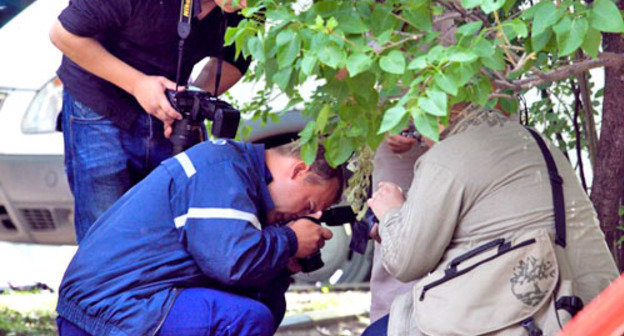 Сотрудники полиции работают на месте убийства Юрия Буданова. Москва, 10 июня 2011 г. Фото: Yuri Timofeyev (RFE/RL)