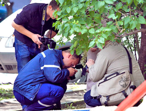 Сотрудники полиции работают на месте убийства Юрия Буданова. Москва, 10 июня 2011 г. Фото: Yuri Timofeyev (RFE/RL)