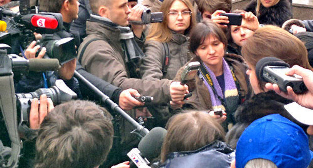 Оксана Михалкина дает интервью журналистам. Москва, 27 ноября 2012 г. Фото Юлии Буславской для "Кавказского узла"