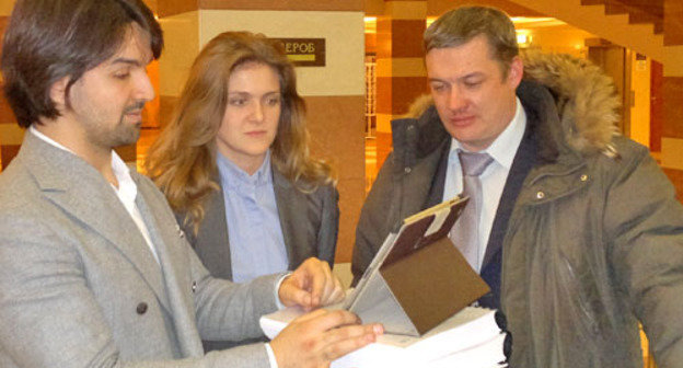 Мурад Мусаев, Дарья Тренина, Валентин Варкентин (слева направо)с 18 томами дела об убийстве Юрия Буданова в здании Мосгорсуда. Москва, 6 декабря 2012 г. Фото Юлии Буславской для "Кавказского узла"