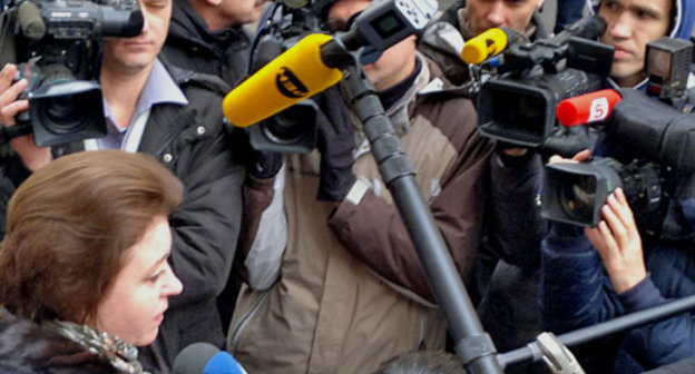 Оксана Михалкина дает интервью журналистам. Москва, 27 ноября 2012 г. Фото Юлии Буславской для "Кавказского узла"