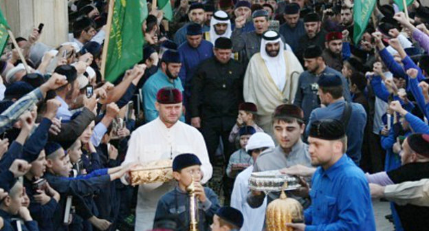 Волосы Пророка Мухаммада вносят в Центральную мечеть Чечни имени Ахмата-Хаджи Кадырова. Чечня, Грозный, 26 января 2012 г. Фото: ДУМ ЧР, http://www.islamtuday.com