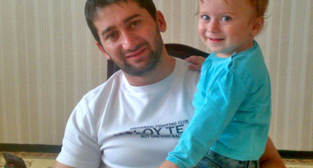 Ахмед Бузуртанов со своей дочкой. Фото Вахи Белхароева для "Кавказского узла"